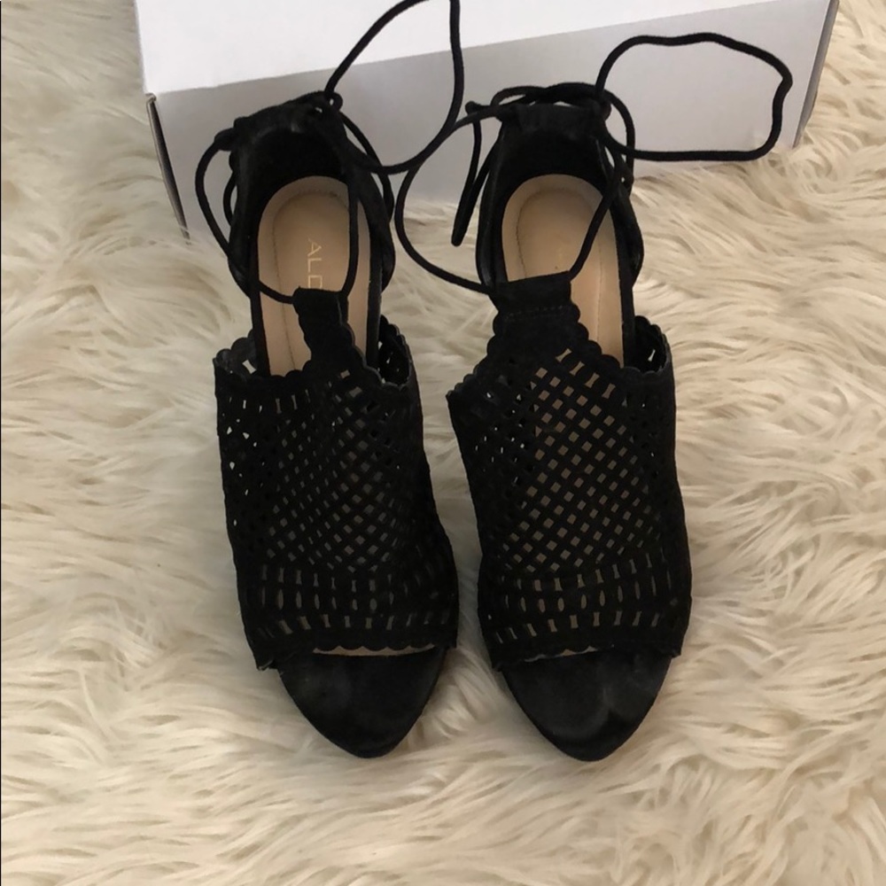 Also 7.5 wrap around black heels - Picture 3 of 3